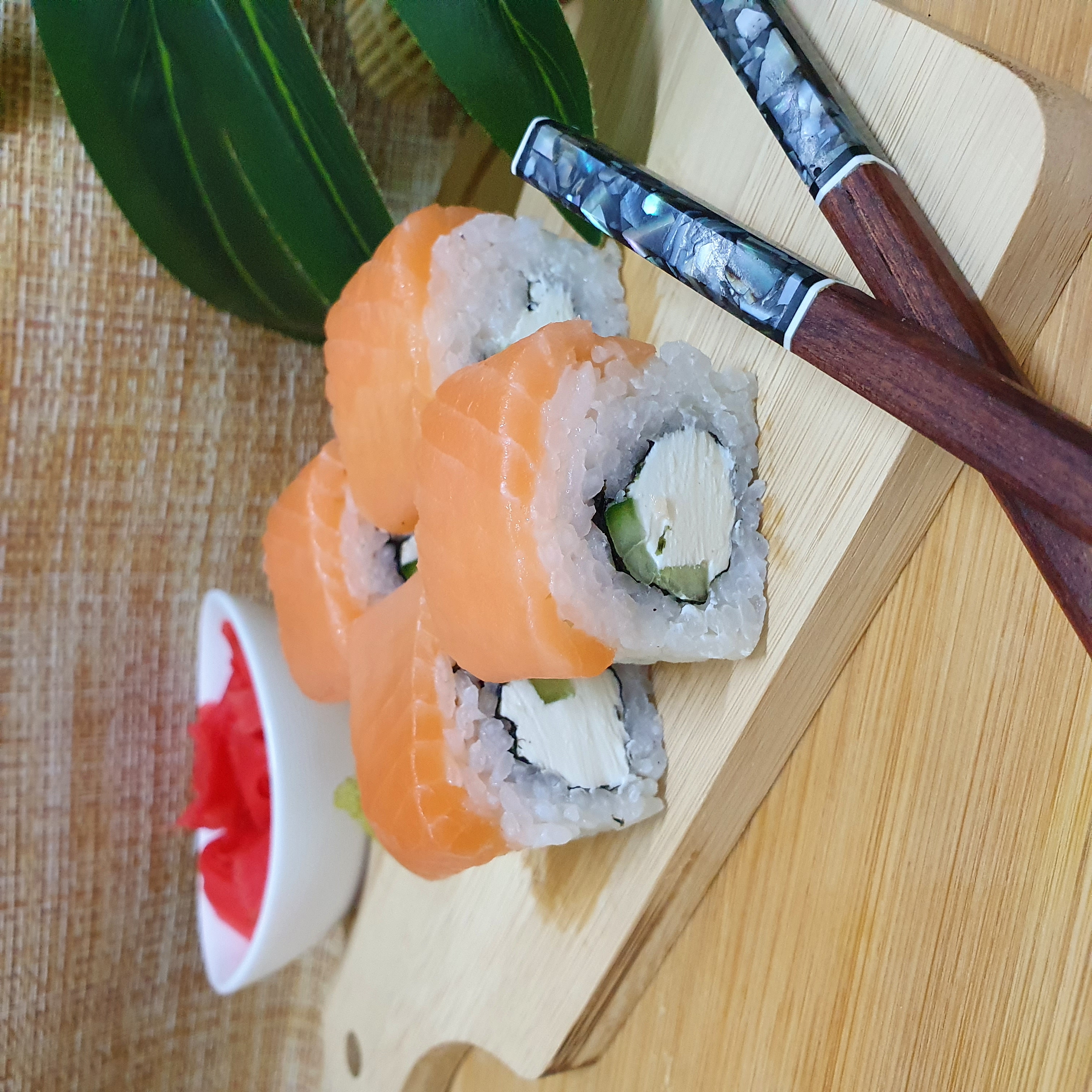 Ролл Филадельфия с огурцом — Sushi Express Калачинск